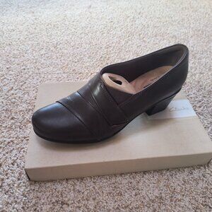 Clarks Brown Loafer shoe-8 New in box